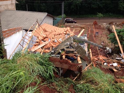 G Muro Cai Em Cima De Casa Em Meio Pancada De Chuva Em Londrina