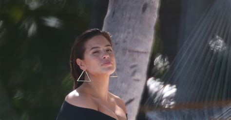 Le Mannequin Grande Taille Ashley Graham Pose En Maillot De Bain Lors D