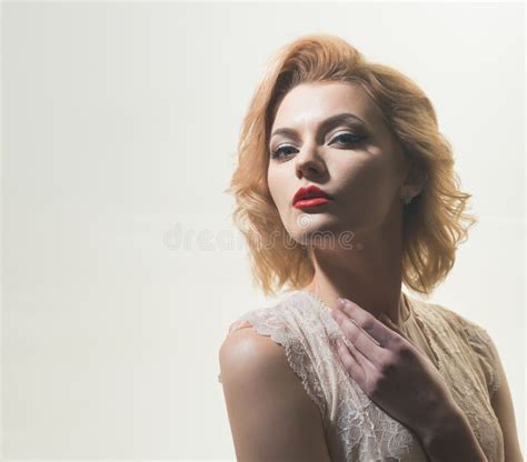 Fille Blonde Sexy Avec Le Maquillage L Gant Pin Up Photo Stock Image Du Sensualit Femme