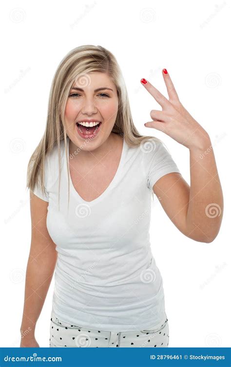 Fille Blonde Magnifique Faisant Des Gestes Le Signe De Victoire Image Stock Image Du Moderne