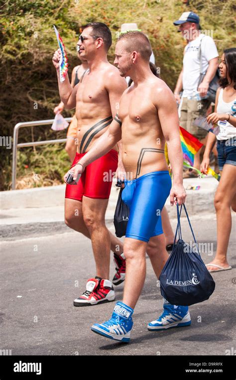 Israel Tel Aviv Gay Pride Parade Tag feiern zwei 2 jungen Männer