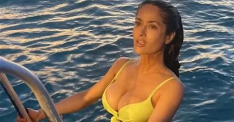 Salma Hayek deslumbró a sus años al posar con un bikini amarillo Infobae