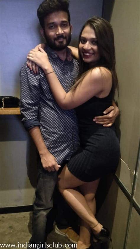 Juicy Indian Babe Showing Big Tits Indian Girls Club