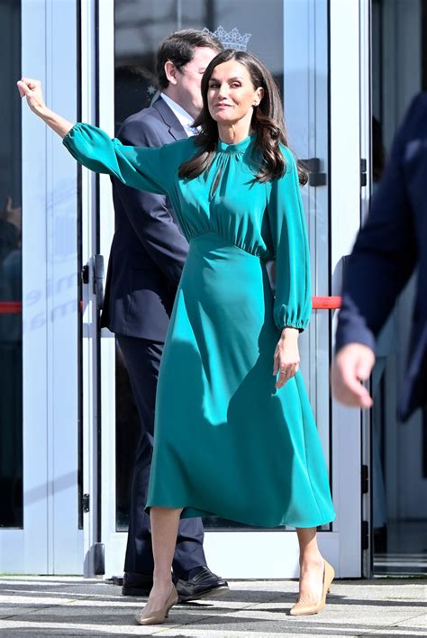 La reina Letizia lleva el vestido midi con zapatos de tacón nude perfectos para la oficina Vogue