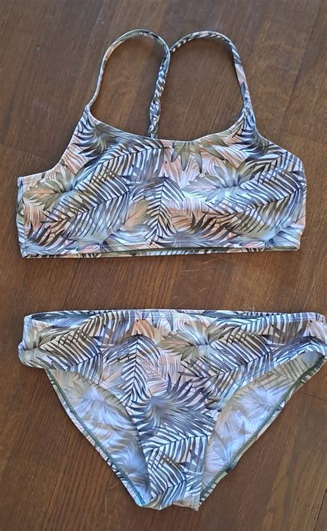 Se produkter som liknar Bikini set topp och underdel på Tradera