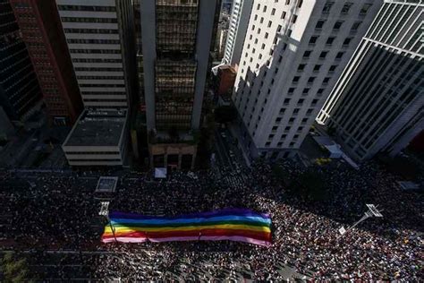 Festa do Orgulho Gay em São Paulo defende um Estado laico
