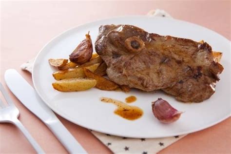 Recette Tranches de gigot confites à l ail pommes de terre grenailles