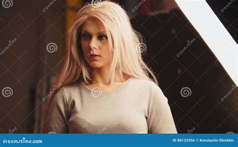 Het Jonge Blonde Vrouwelijke Model Stellen Voor Fotograaf Maniercoulisse Stock Foto Image Of