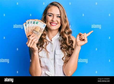 Jeune Fille Blonde Portant Des Billets En Euros Souriant Souriante Et Souriante Main Et Doigt
