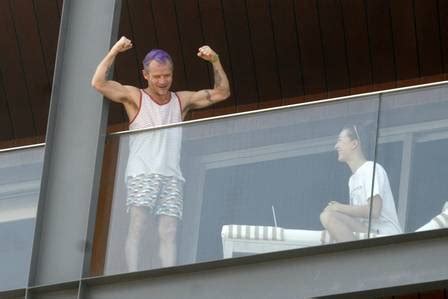 Flea Baixista Do Red Hot Chili Peppers Acena Para F S Da Varanda Do Hotel