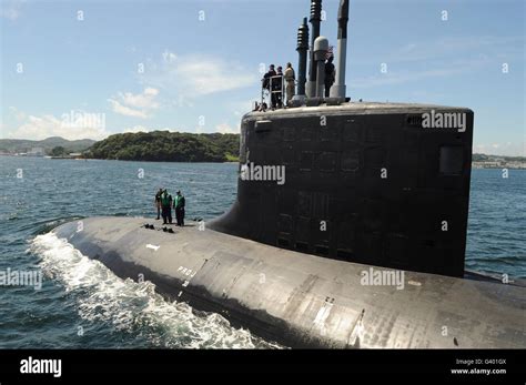 Virginia-class attack submarine USS Hawaii transits Tokyo Bay Stock ...