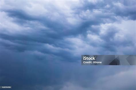Langit Mendung Disertai Badai Petir Foto Stok Unduh Gambar Sekarang