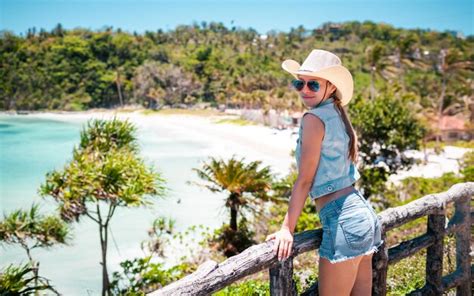 Chica Rubia Atractiva Joven Con Cuerpo De Deporte Perfecto En Bikini En La Playa De Verano