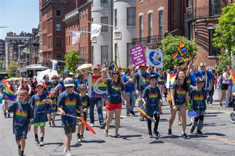Boston USA 8 Juni 2019 Kinder Mit Regenbogenflaggen In Boston Gay Pride Parade