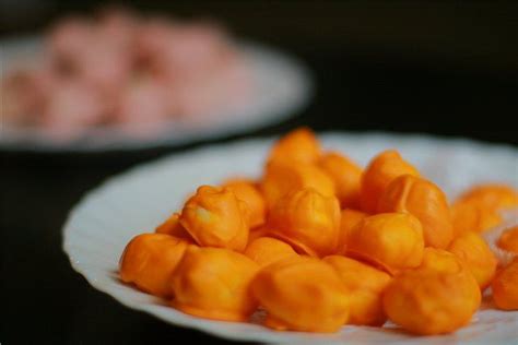 Конфеты с маракуйей в апельсиновом шоколаде - Шоколатье.ру | Snacks ...