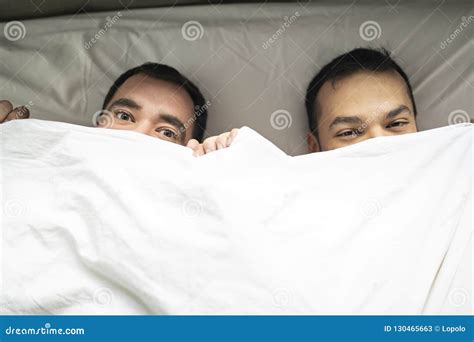 Un Par Hermoso De Los Hombres Gay En Cama Junto Bajo Cubierta Imagen De Archivo Imagen De