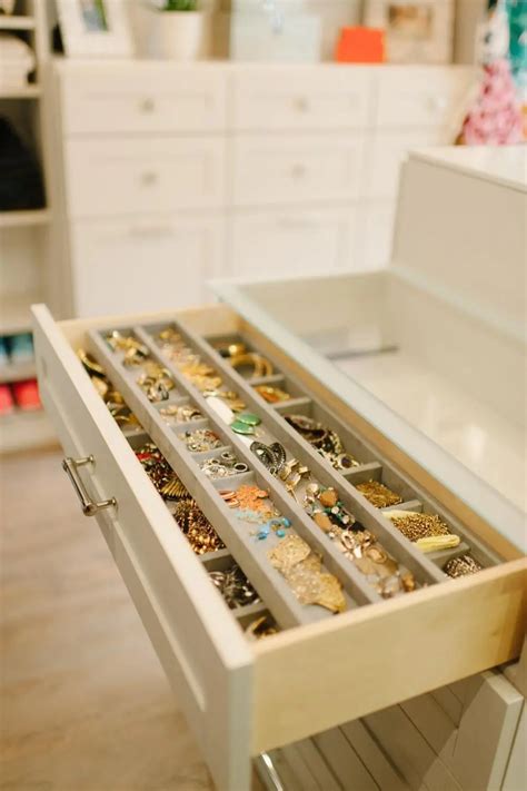 16 Amazing Ways To Organize Your Closet - Craftsy Hacks 