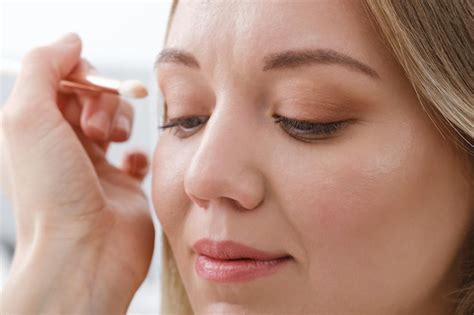 Premium Photo Woman Applying Nude Eye Makeup Closeup