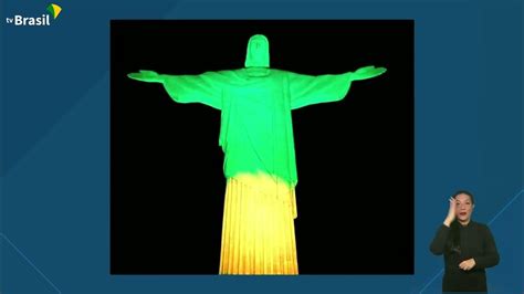 Ap S Vit Ria Do Brasil Cristo Redentor Iluminado De Verde E Amarelo