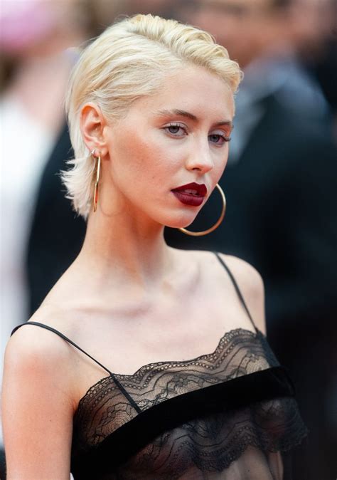Irina Shayk S Naked Eye Makeup Matches Her Very Daring Cannes Gown Short Hair Styles Short
