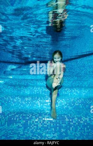 Schwimmen Pool Teenager M Dchen Drei Bikini Stand Becken Rand Umarmen Lachen Urlaub