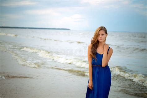 Belle Jeune Fille Blonde Sur La Plage Photo stock Image du beau détente 56679362