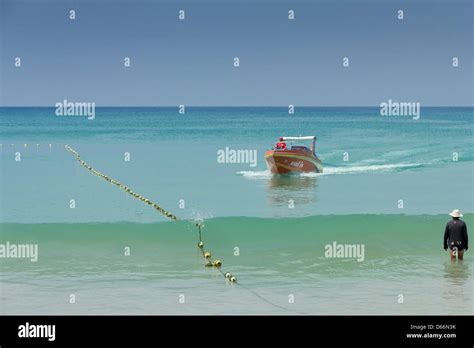 Parasail Speedboat Comes Ashore In Thailand Stock Photo Alamy