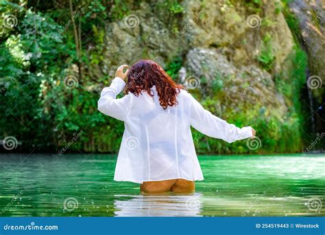 Chica Con Camisa Blanca En Bikini En El Lago Imagen De Archivo Imagen De Hembra Fondo