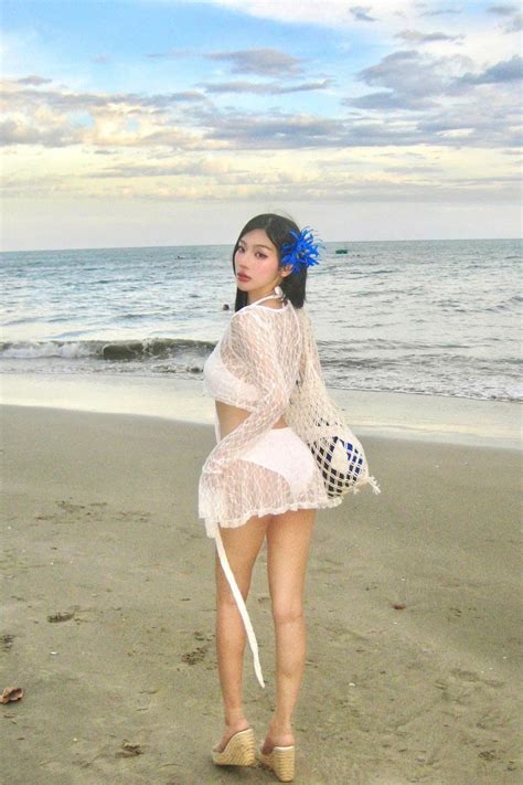 Bikini mảnh kèm áo dài tay ren