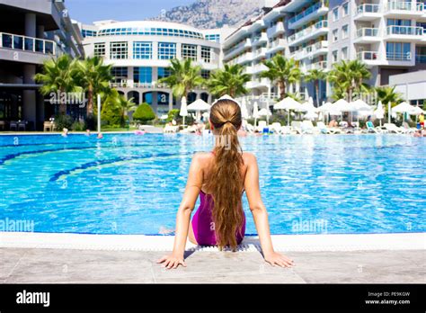 Teenage Girl In Bikini Sitting Fotos Und Bildmaterial In Hoher Aufl Sung Alamy