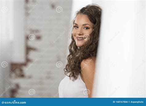 Sexy Jonge Brunette Vrouw Stelt Zich Bloot Aan Wit Shirt En Blauwe Jeans Stock Foto Image Of