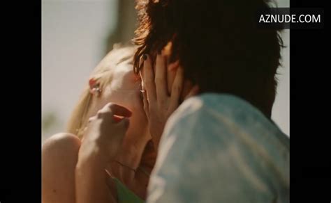 Malva Vela Naira Lleo Bikini Lesbian Scene In How To Screw It All Up Como Mandarlo Todo A La