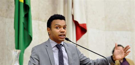 Fernando Holiday anuncia projeto para proibir crianças em edições da Parada Gay Brasil 247