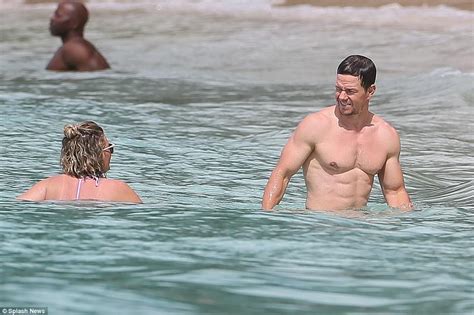 Body cực hot ở tuổi U tài tử Transformers vẫn chung tình với bà xã dù cô ấy thừa cân thế nào