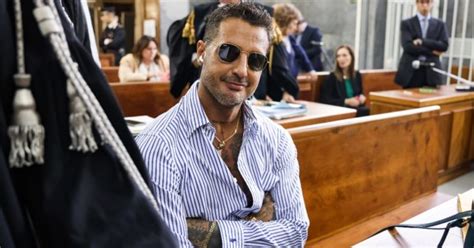 Fabrizio Corona la madre Mio figlio ha crisi da pazzo è malato per