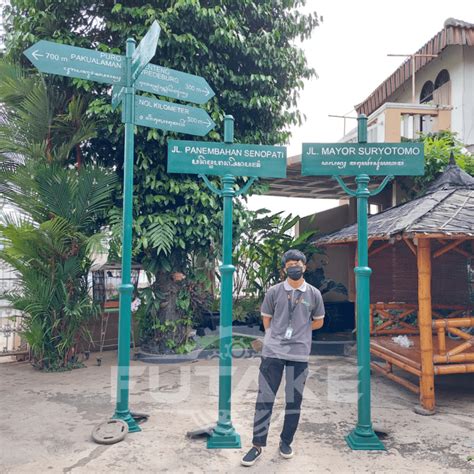 Tiang Papan Nama Dan Penunjuk Arah Senopati Yogyakarta Pusat