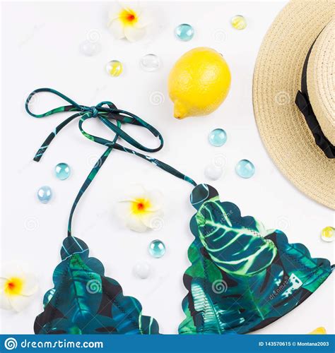 Traje De Ba O Del Bikini De La Mujer Con El Sombrero De Paja Las Flores Y Las Frutas Dise O