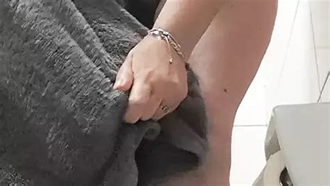 La Milf Matura Racconta Come Il Giovane Bidello Ha Toccato Le Sue Tette E Ha Visto Il Suo Cazzo