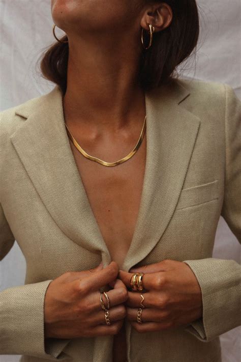 Gold Jewelry And A Nude Blazer Fotografia De J Ias Modelo De Joias Joias Foto