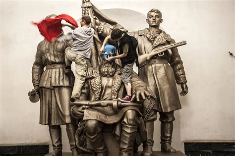 est 一些攝影 some photos Pussy Riot supporters WWII heroes monument subway station in