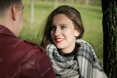 Mujer Bonita Sonriente Mirando A Su Novio Frente A Ella En El Parque El