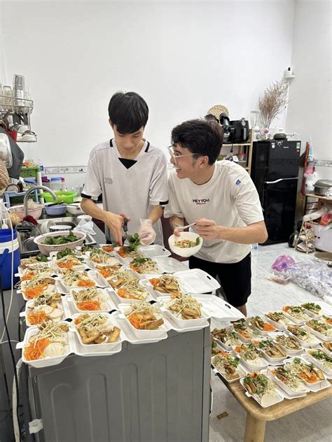 Cặp đôi đồng tính trở thành HOT Tiktoker Đến với nhau bằng hai bàn tay trắng hiện sống trong