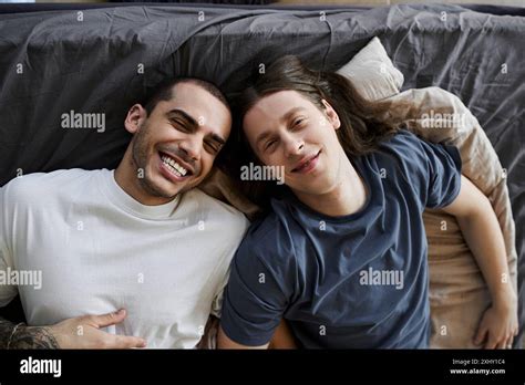 Deux hommes gay au lit Banque de photographies et dimages à haute résolution Alamy