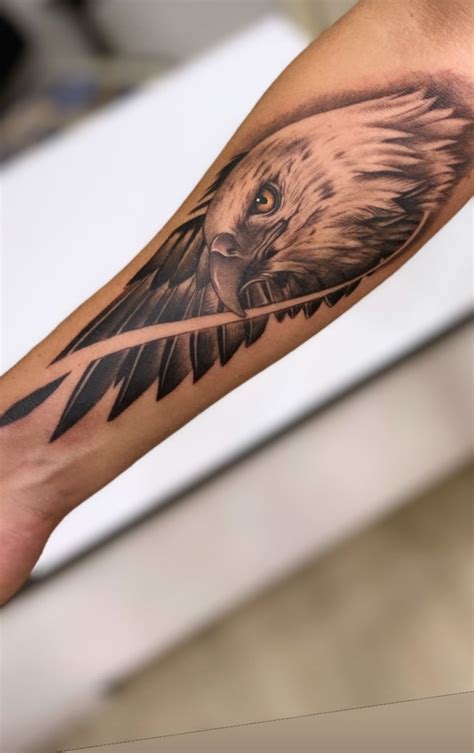 Eagle tattoo Tatuagens na mão para homens Realismo em tatuagem