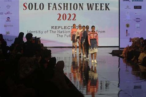 Potret Puluhan Model Pamerkan Busana Di Solo Fashion Week 2022