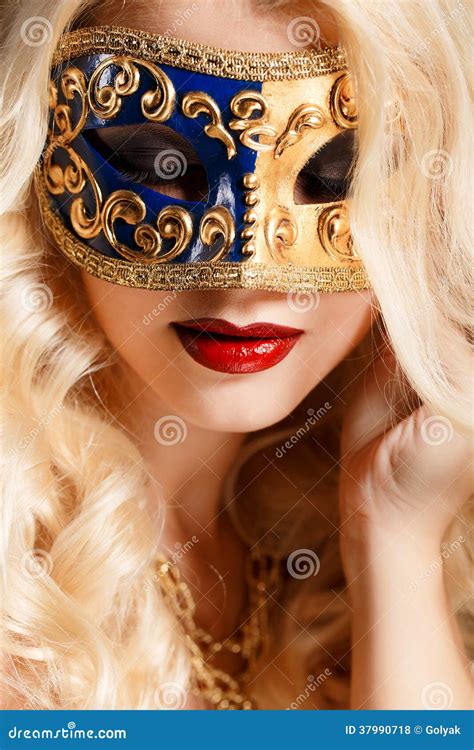 Portret Van Een Mooie Jonge Blonde Vrouw Met Theatraal Masker Op Zijn Gezicht Op Een Donkere