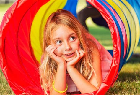 La Fille Blonde Et Ses Amis Jouent Dans Le Tube Sur La Pelouse Image Stock Image Du Espi Gle