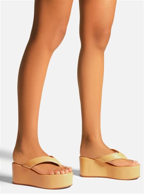 Sandália Nude Couro Plataforma Flip Flop Arezzo