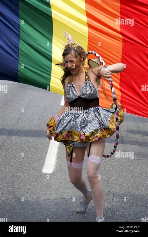 Mädchen tanzen mit einem Reifen Gay Pride Vancouver BC Kanada Stockfotografie Alamy