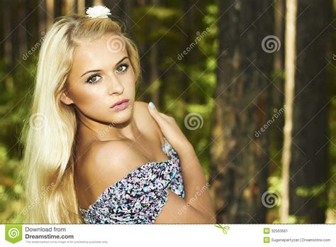 Belle Femme Blonde Dans La Forêt Fleur Dans Les Cheveux Image stock Image du fille blonde